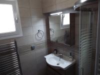 A bathroom at Strelitzia Apartments