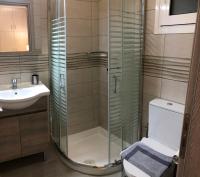 A bathroom at Strelitzia Apartments