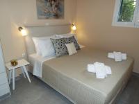 A bed or beds in a room at Strelitzia Apartments