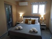 A bed or beds in a room at Strelitzia Apartments