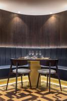 Un comedor con una mesa y dos sillas. en Radisson Blu Hotel, Antwerp City Centre, en Amberes