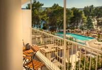 Bazén v ubytovaní PLACES Hvar Hotel by Valamar alebo v jeho blízkosti