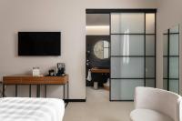 Televízia a/alebo spoločenská miestnosť v ubytovaní Hotel Poerio 25 Boutique Stay