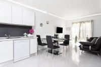 A television and/or entertainment centre at Manuda Luxury Apartment