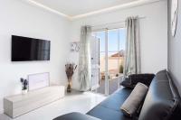 A television and/or entertainment centre at Manuda Luxury Apartment