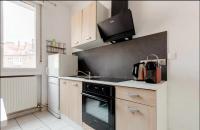 a kitchen with a stove and a refrigerator at Apt Chic, 60m2, 2 Chambres, Centre in Valenciennes