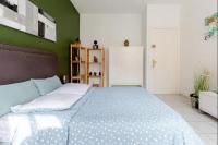 a bedroom with a bed with a green wall at Apt Chic, 60m2, 2 Chambres, Centre in Valenciennes