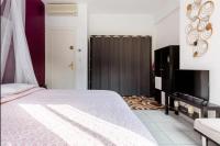 a bedroom with a bed and a flat screen tv at Apt Chic, 60m2, 2 Chambres, Centre in Valenciennes