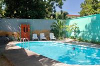 una piscina con 2 sillas junto a una valla en Garra Charrua, en Mérida