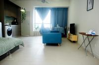 9am-5pm, SAME DAY CHECK IN AND CHECK OUT, Work from Home, Comfy & Quiet Tamarind Suites-Cyberjaya by Flexihome-MY,にあるテレビまたはエンターテインメントセンター