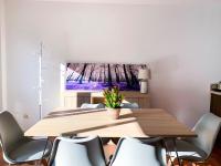 comedor con mesa de madera y sillas en Apartamento Font Blanca en Arinsal, en Mas de Ribafeta
