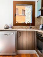 cocina con fregadero y lavavajillas en Apartamento Font Blanca en Arinsal, en Mas de Ribafeta