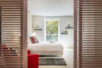 Postel nebo postele na pokoji v ubytování Modern & Stylish Apartment in Av. da Liberdade by LovelyStay