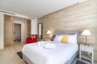Postel nebo postele na pokoji v ubytování Modern & Stylish Apartment in Av. da Liberdade by LovelyStay