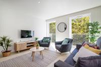 TV a/nebo společenská místnost v ubytování Modern & Stylish Apartment in Av. da Liberdade by LovelyStay