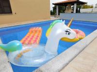 Bazén v ubytování Apartman "Sabine red" with heated pool nebo v jeho okolí