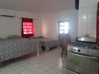 Habitación con fogones, cama y cocina. en Calinago Friendly Family Sxm, en Philipsburg