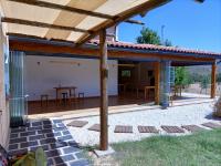Außenansicht einer Terrasse mit Holzpergola in der Unterkunft Las Lucías, experiencias de ecoturismo in Navatrasierra