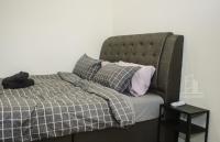 9am-5pm, SAME DAY CHECK IN AND CHECK OUT, Work from Home, Comfy & Quiet Tamarind Suites-Cyberjaya by Flexihome-MY,にあるベッド