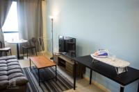 9am-5pm, SAME DAY CHECK IN AND CHECK OUT, Work from Home, Comfy & Quiet Tamarind Suites-Cyberjaya by Flexihome-MY,にあるテレビまたはエンターテインメントセンター