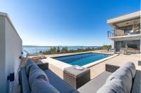 Bazén v ubytovaní Seaview Villa Big Blue with 32sqm heated pool, 4 bedrooms, and 3 bathrooms alebo v jeho blízkosti