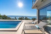 Bazén v ubytovaní Seaview Villa Big Blue with 32sqm heated pool, 4 bedrooms, and 3 bathrooms alebo v jeho blízkosti