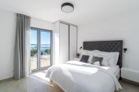 Posteľ alebo postele v izbe v ubytovaní Seaview Villa Big Blue with 32sqm heated pool, 4 bedrooms, and 3 bathrooms