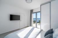 Posteľ alebo postele v izbe v ubytovaní Seaview Villa Big Blue with 32sqm heated pool, 4 bedrooms, and 3 bathrooms