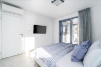 Posteľ alebo postele v izbe v ubytovaní Seaview Villa Big Blue with 32sqm heated pool, 4 bedrooms, and 3 bathrooms