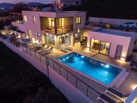 Bazén v ubytovaní Seaview Villa Big Blue with 32sqm heated pool, 4 bedrooms, and 3 bathrooms alebo v jeho blízkosti