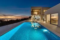 Bazén v ubytovaní Seaview Villa Big Blue with 32sqm heated pool, 4 bedrooms, and 3 bathrooms alebo v jeho blízkosti