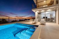 Bazén v ubytovaní Seaview Villa Big Blue with 32sqm heated pool, 4 bedrooms, and 3 bathrooms alebo v jeho blízkosti