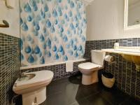 A bathroom at Apartamento Completo Torresol V