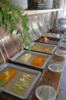 阿廷斯Pousada Vila Camurim的自助餐,包括各种食物的托盘