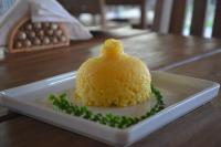 阿廷斯Pousada Vila Camurim的桌上的白色盘子上放着黄色甜点