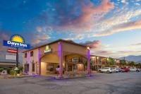una señal de un día de posada delante de un estacionamiento en Days Inn by Wyndham Alamogordo White Sands, en Alamogordo