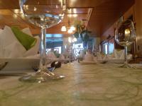 uma mesa com taças de vinho em cima em Hubertushof em Trattenbach