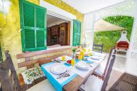 Patio alebo iná vonkajšia časť ubytovania Villa Olivers Vera