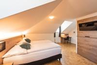 Postel nebo postele na pokoji v ubytování Hotel zum Hirschen