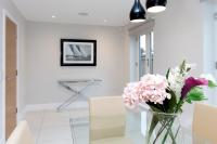 Posezení v ubytování Stunning Central Windsor Town House With Parking