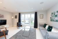 TV a/nebo společenská místnost v ubytování Stunning Central Windsor Town House With Parking