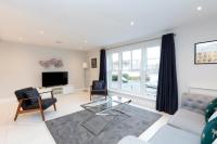 TV a/nebo společenská místnost v ubytování Stunning Central Windsor Town House With Parking