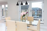 Posezení v ubytování Stunning Central Windsor Town House With Parking