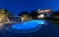 Bazén v ubytovaní Villa Ume - heated pool, sauna, volleyball court alebo v jeho blízkosti
