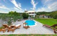 Bazén v ubytovaní Villa Ume - heated pool, sauna, volleyball court alebo v jeho blízkosti