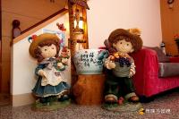 two figurines of two dolls standing in a room at Hai Yang Feng Qing Homestay in Hualien City