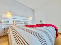 A bed or beds in a room at Coastview Terrace Studio by TOR