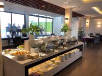 ein Buffet mit Speisen in einem Restaurant in der Unterkunft VISUHA HOTEL in Hà Tiên