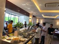 eine Gruppe von Personen, die um ein Buffet in einem Restaurant stehen in der Unterkunft VISUHA HOTEL in Hà Tiên
