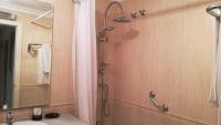 A bathroom at Green I